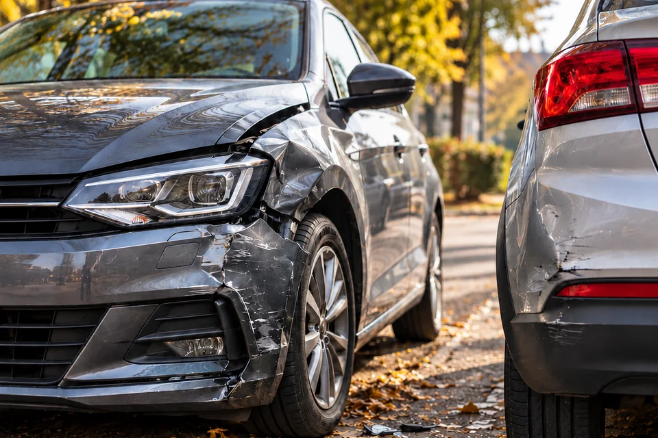 Zwei Autos mit sichtbarem Karosserieschaden nach einem Unfall