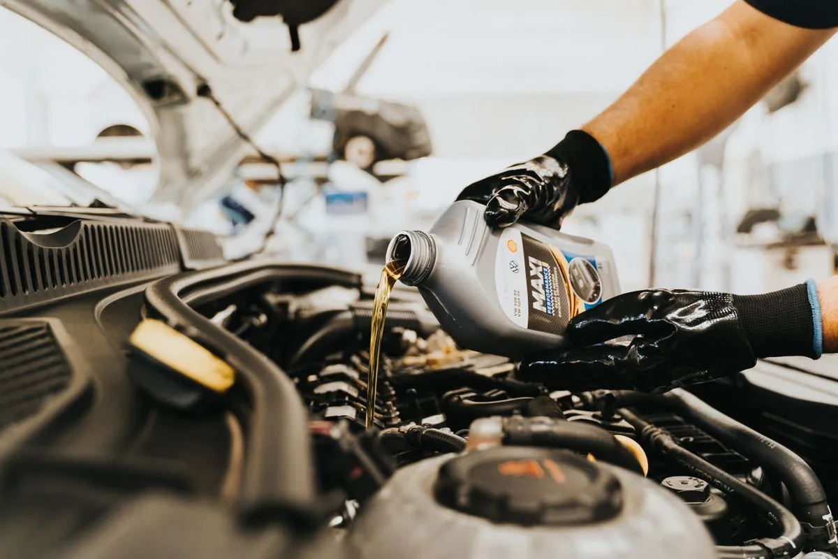 Frisches Motoröl wird beim Ölservice in den Motor eingefüllt